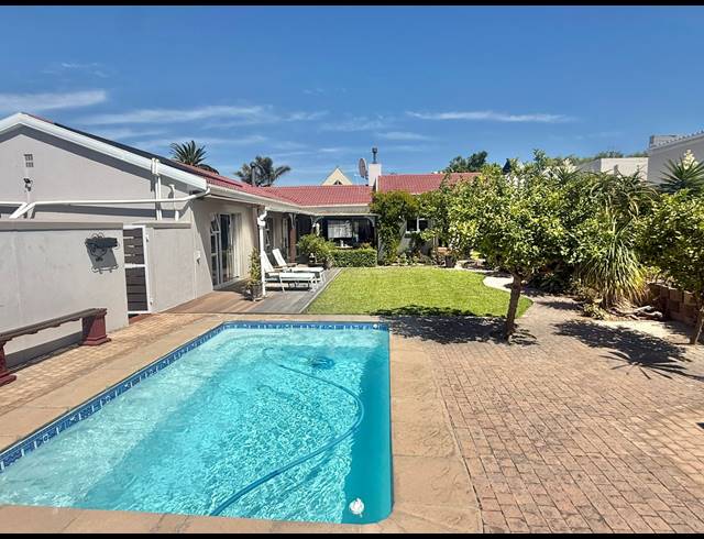 4 BEDROOM FREESTANDING FOR SALE IN WEST BEACH
